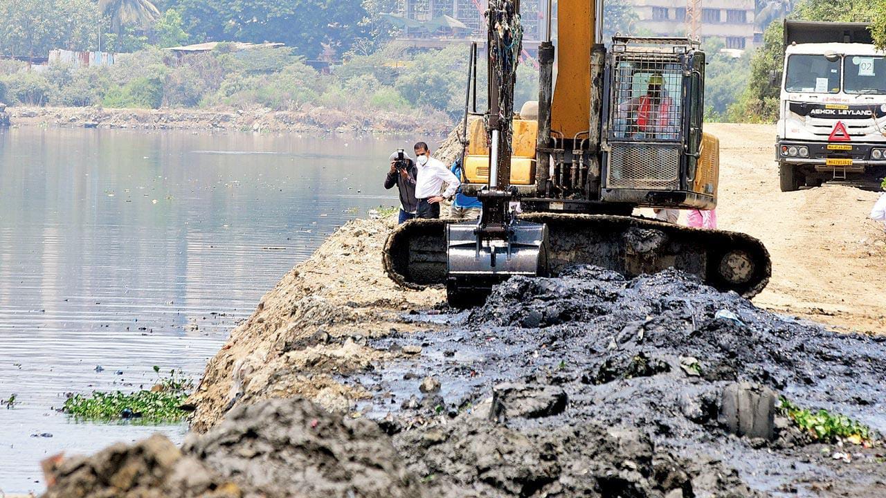 PCMC Lagging Behind in Drainage Cleaning as Monsoon Approaches