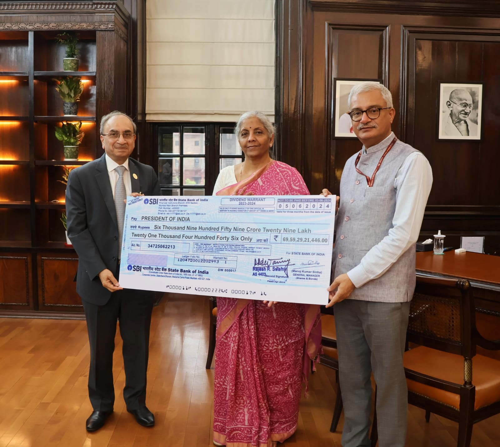 Nirmala Sitharaman receives a dividend cheque of Rs 6959.29 crore for FY 2023-24 from the SBI Chairman Dinesh Kumar Khara.