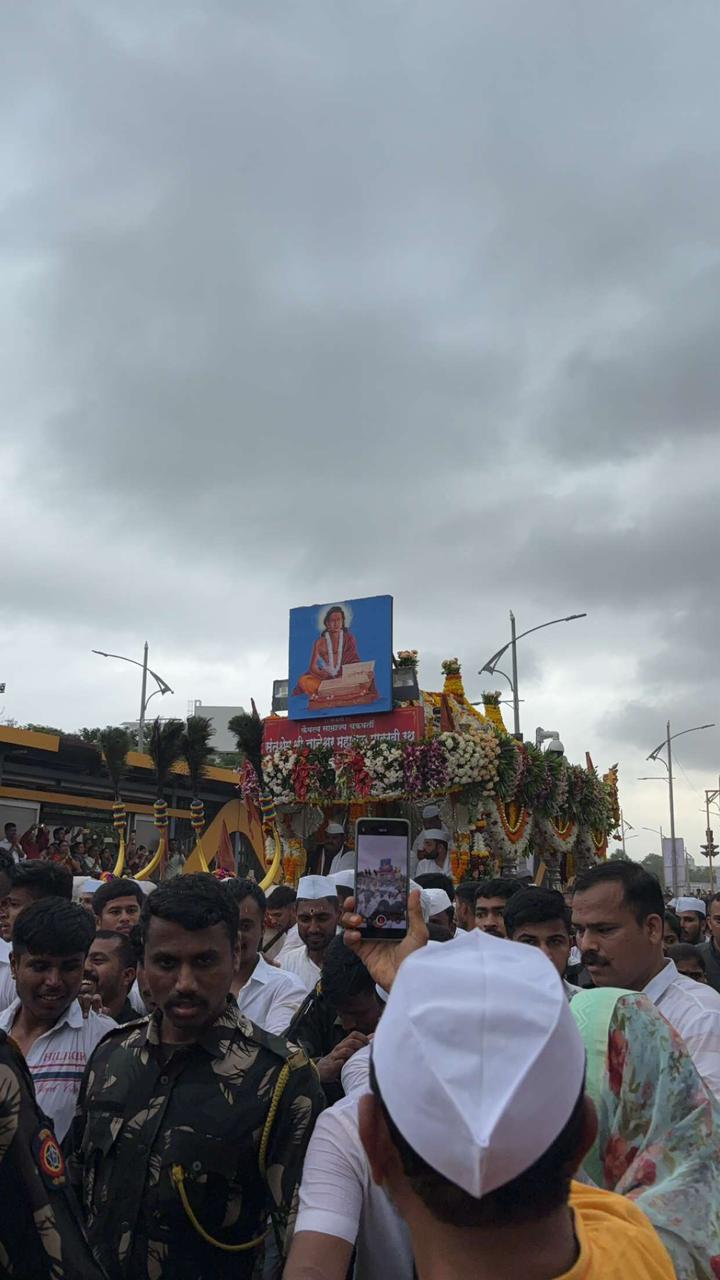 The Sant Dnyaneshwar Maharaj Palkhi moments after leaving Alandi