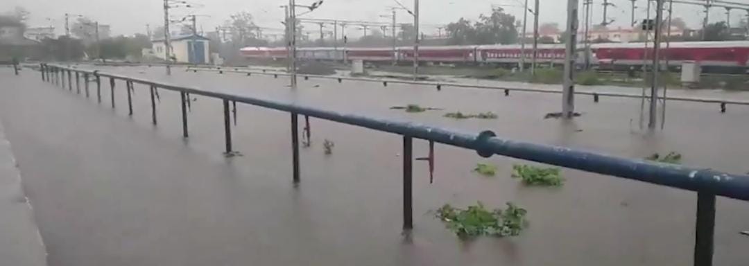 Rain in Mumbai, train service in Pune and Mumbai hit hard