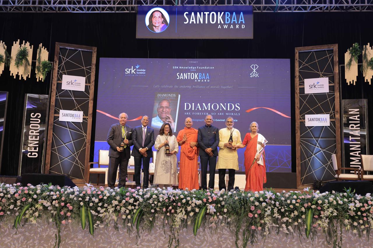 Santokbaa Humanitarian Award sparkles in the City of Dreams: Philanthropists Cyrus Poonawala, Shiv Nadar and social activists Dr. Abhay and Dr. Rani Bang felicitated by Swami Govind Dev Giriji Maharaj