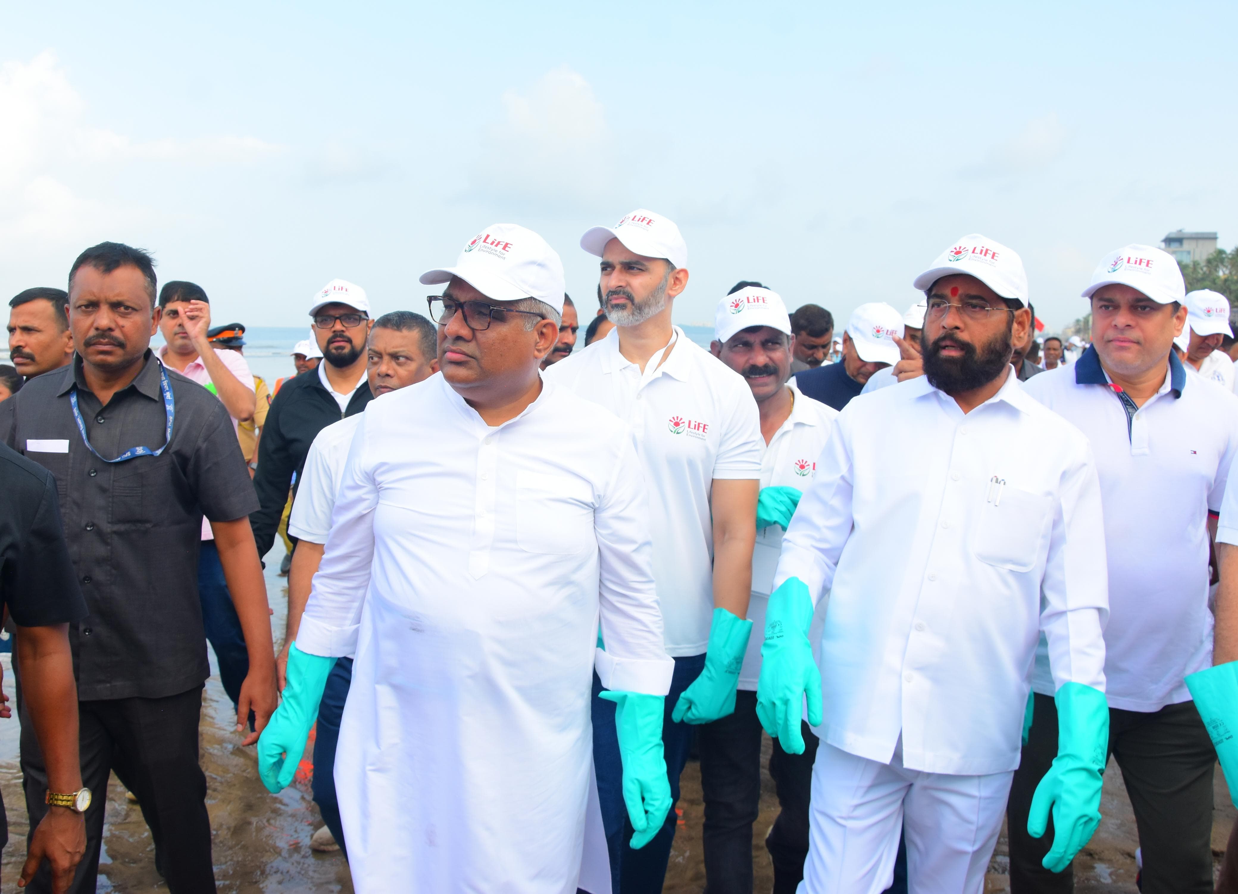 Maharashtra celebrates International Coastal Cleanup Day with a Mega Beach Cleaning Campaign at Juhu, Mumbai