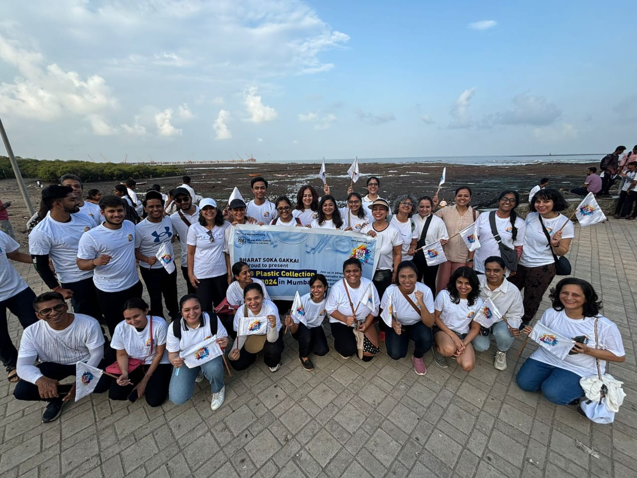 Bharat Soka Gakkai volunteers pitch in to protect mangroves 