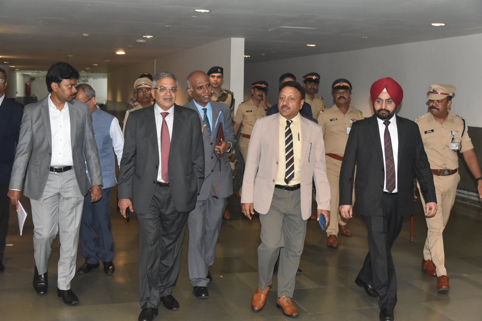 ECI delegation led by CEC Rajiv Kumar along with ECs Gyanesh Kumar and Dr. S S Sandhu arrived at Mumbai tonight for review of poll preparations of forthcoming #Assembly Elections in Maharashtra, over the next two days. 