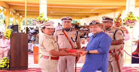 Union Minister Ashwini Vaishnaw graces 40th RPF Raising Day Parade at Nashik and felicitates award winning RPF Personnel for Exemplary Service