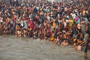 Crores of Devotees take the holy Dip at Sangam during the second Amrit Snan of Mahakumbh 2025 on Mauni Amavasya